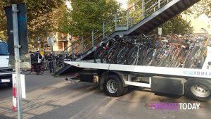 Bici, torna la pulizia delle rastrelliere: le vie coinvolte. "Toglietele o saranno rimosse (con multa)"