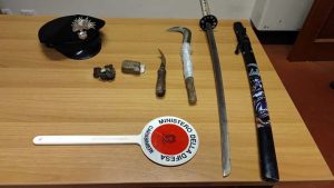 Nel 'bosco della droga' c'è di tutto: sequestrato un etto di hashish, spunta anche una katana / FOTO