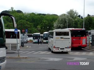 Bus turistici, la denuncia di un autista: “Paghiamo migliaia di euro ma nelle aree di sosta mancano i servizi essenziali”