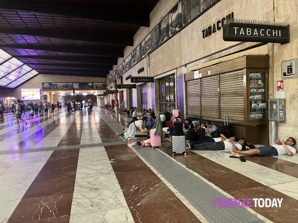 Ritardi e treni cancellati per sovraffollamento, ancora una mattinata molto complicata