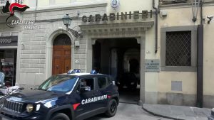 Martello a percussione per asportare la cassaforte: i vicini li sentono e li fanno arrestare