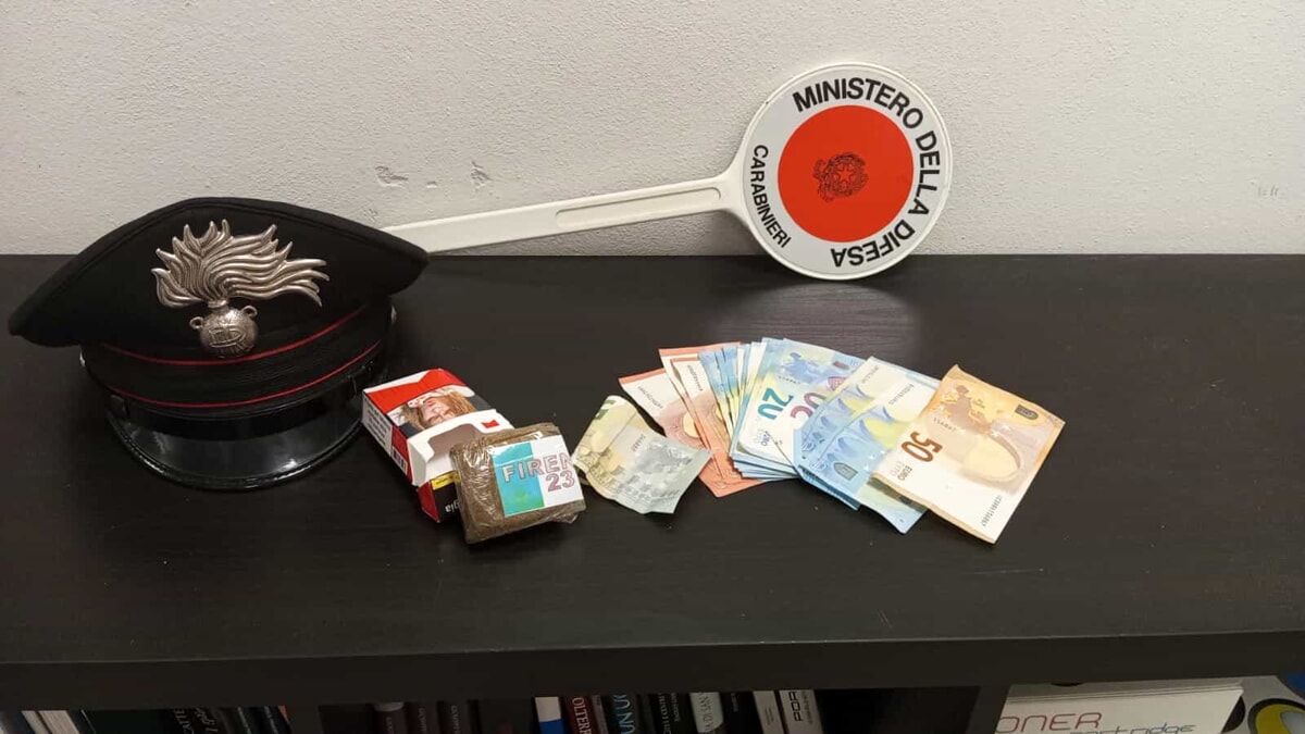 Mezzo etto di hashish nel pacchetto di sigarette: arrestato