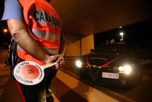 Aggredisce una donna alle spalle per rapinarla