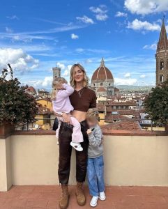 Chiara Ferragni a Firenze con i figli: giro in città e soggiorno in hotel extra lusso / FOTO