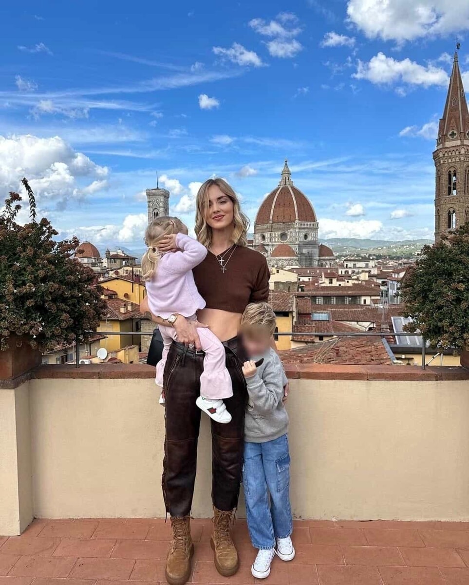 Chiara Ferragni a Firenze con i figli: giro in città e soggiorno in hotel extra lusso / FOTO