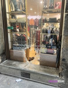 Spaccata in centro, colpito negozio di abbigliamento: vetrina spaccata con un tombino / FOTO