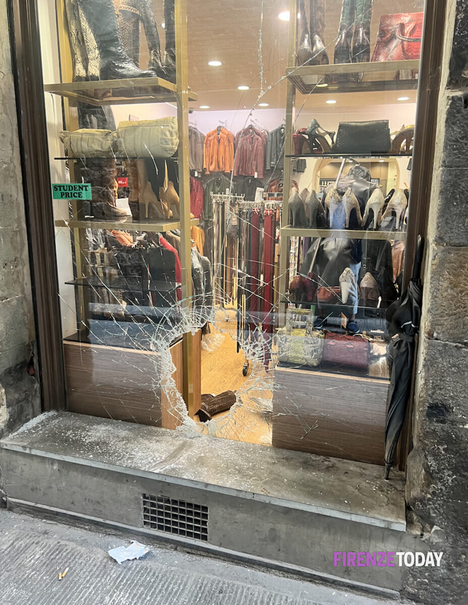 Spaccata in centro, colpito negozio di abbigliamento: vetrina spaccata con un tombino / FOTO