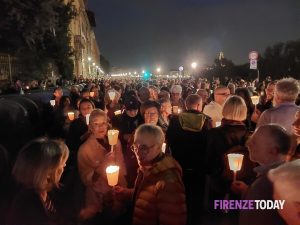 Firenze risponde a padre Bernardo: in migliaia alla fiaccolata per la pace / LE IMMAGINI