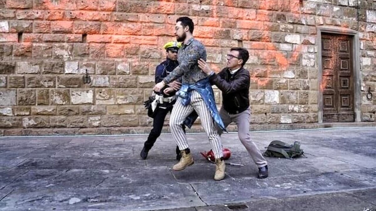L'imbrattatore con il foglio di via 'minaccia' di presentari: salta l'incontro, Palazzo Vecchio furioso