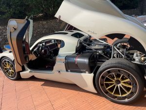 Le auto “geniali” di Pagani in mostra a Vinci / FOTO