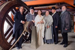 In sua movenza è fermo al Teatro della Pergola