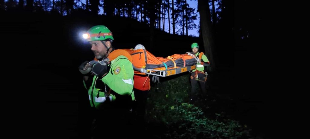 Motociclista finisce in una scarpata, difficile intervento per recuperarlo / FOTO