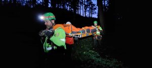 Motociclista finisce in una scarpata, difficile intervento per recuperarlo / FOTO