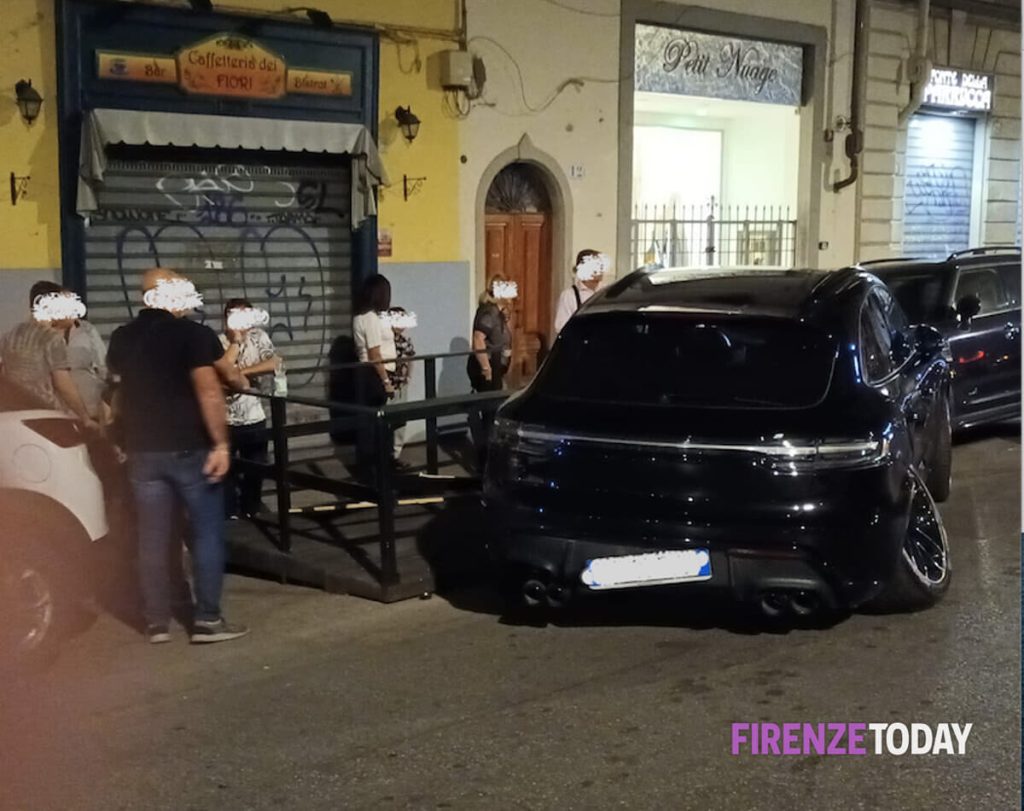 Con una maxi Porsche tenta sorpasso azzardato e si schianta sui tavolini / FOTO