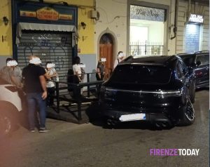 Con una maxi Porsche tenta sorpasso azzardato e si schianta sui tavolini / FOTO