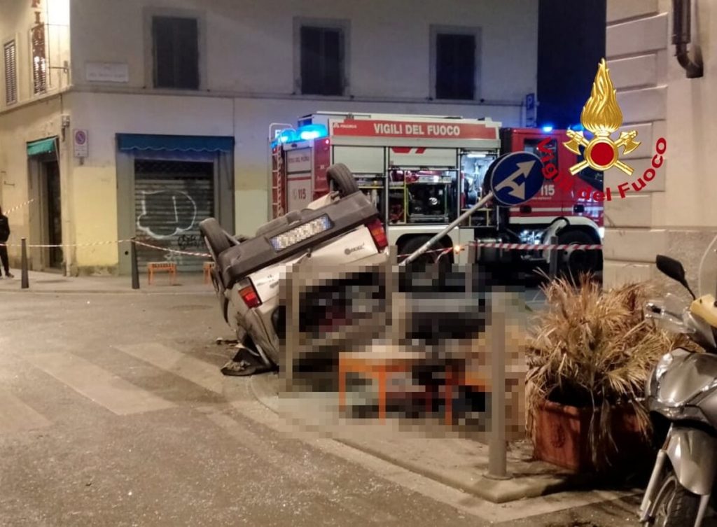 Terribile incidente tra auto e moto: un morto / FOTO