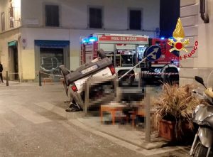 Terribile incidente tra auto e moto: un morto / FOTO