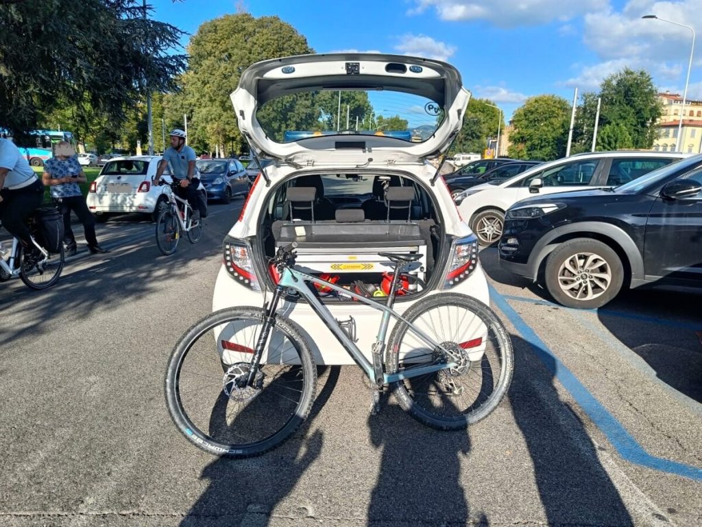 Entrava nei garage per rubare bici e oggetti di valore: preso ladro seriale