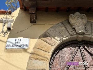 Cos'è il Palazzo dei Diavoli e Firenze e la "leggenda delle streghe" / FOTO