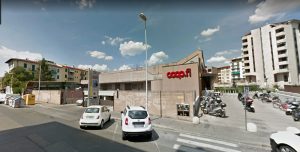 Taccheggio in Piazza Leopoldo: il direttore insegue in auto il malvivente 