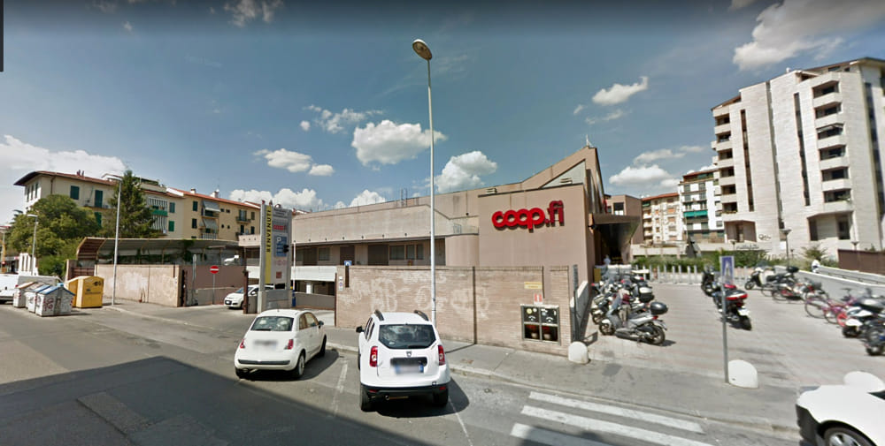 Taccheggio in Piazza Leopoldo: il direttore insegue in auto il malvivente