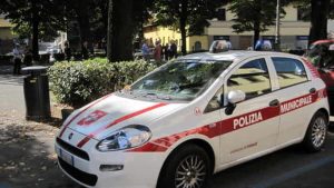 Controlli in piazza, spunta il 30enne che aveva rubato un furgone ed era fuggito abbandonandolo in strada
