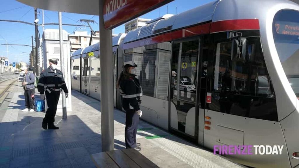 Vende biglietti della tramvia contraffatti: denunciato 30enne