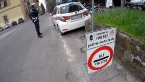 Percorre viale Fratelli Rosselli controsenso: multa e ritiro della patente