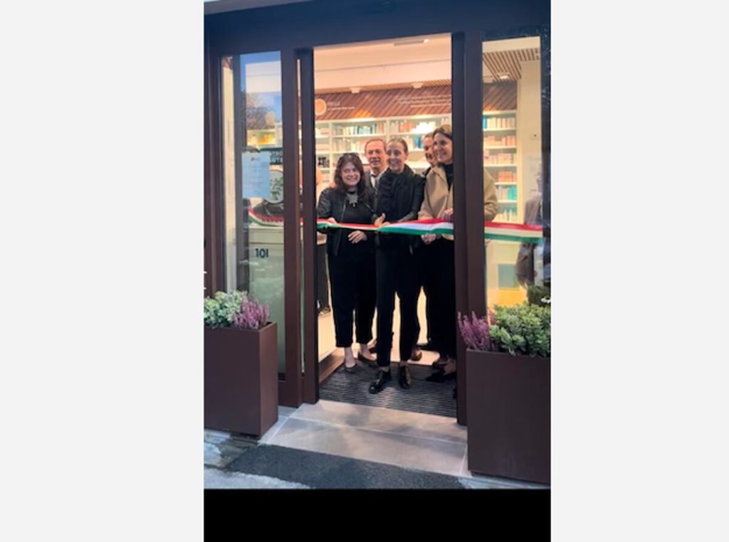 Riapre, completamente rinnovata, la farmacia di quartiere