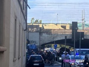 Forze dell'ordine in massa: nuovo sgombero, sul quartiere anche l'elicottero / FOTO