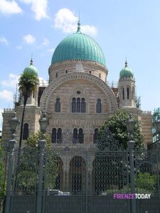 Insulta i fedeli ebrei e sputa contro la sinagoga: denunciato