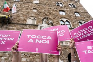 Il governo alza l'Iva su assorbenti e prodotti per l’infanzia, protesta in piazza anche a Firenze: "Aumenti inaccettabili"