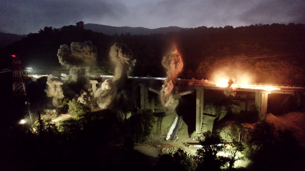 Autostrade: lo spettacolare brillamento del viadotto Torraccia sull'A1 / VIDEO
