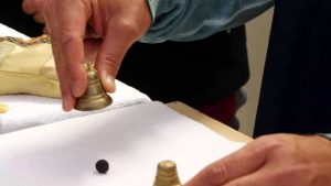 Gioco delle tre campanelle in piazza Duomo: turisti ripuliti