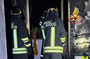 Incendio in appartamento: evacuate tre persone