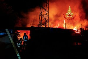 Incendio a Scandicci: in fiamme una baracca 