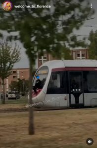 Viaggi in tram: ancora giovani “appollaiati” sul vagone di coda