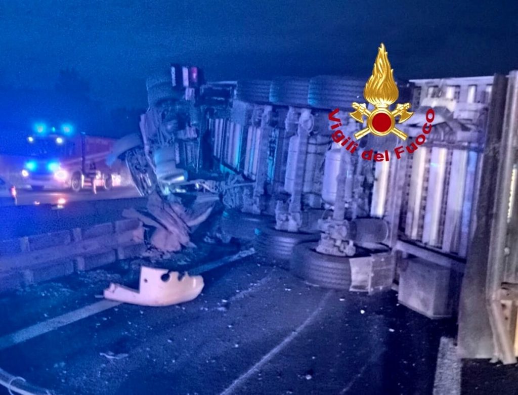 Incidente sull'autostrada: tir si ribalta in A1 / FOTO