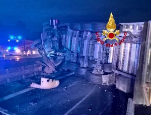 Incidente sull'autostrada: tir si ribalta in A1 / FOTO
