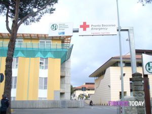 Pauroso incidente fra due auto, una prende fuoco: tre donne ferite