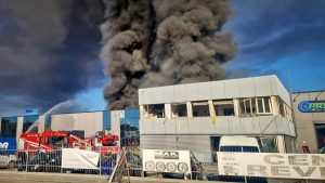 Incendio in una fabbrica: colonna di fumo su Empoli