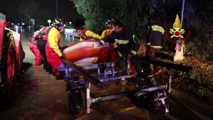 Situazione drammatica, strade come fiumi: i vigili del fuoco in azione con i gommoni / FOTO - VIDEO