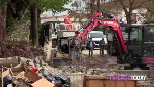 In uno dei paesi più colpiti, due morti e strade ancora chiuse. Il sindaco: "L'esercito mandatelo qui" / LE IMMAGINI