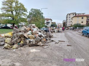 Alluvione: rimosse 17mila tonnellate di rifiuti dalle strade, per lo sforzo nelle zone alluvionate sospeso l'ecofurgone a Firenze