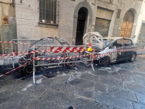 Incubo piromane: a pochi giorni di distanza, altre auto a fuoco. Fiamme anche sui palazzi / LE IMMAGINI