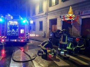 Auto si ribalta in centro storico, intervento dei vigili del fuoco per estrarre il conducente / FOTO