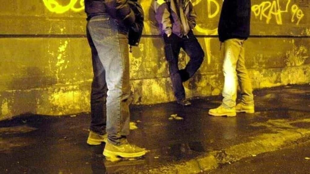 Brutale rapina in strada tra giovanissimi: gli portano via le scarpe