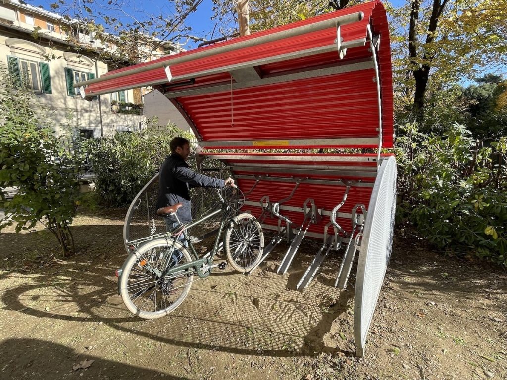 Furti di ebike e bici: arriva a Firenze la prima “Biclostazione”, parcheggio sicuro