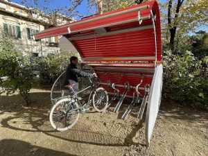 Furti di ebike e bici: arriva a Firenze la prima “Biclostazione”, parcheggio sicuro