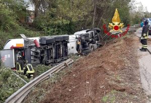 Camion esce di strada e si ribalta: trasportava 40mila litri di Gpl / LE IMMAGINI
